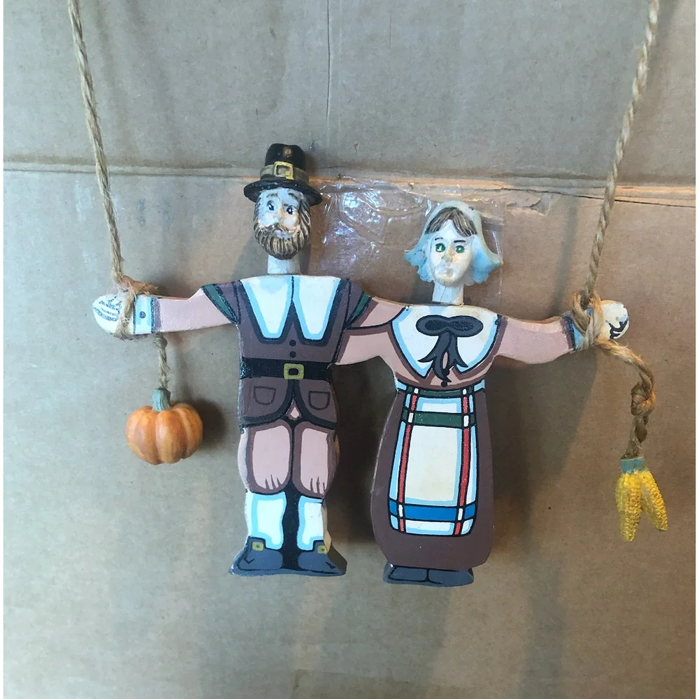 Terry's Village Thanksgiving Give Thanks‎ Holiday Hanging Sign Pilgrim American